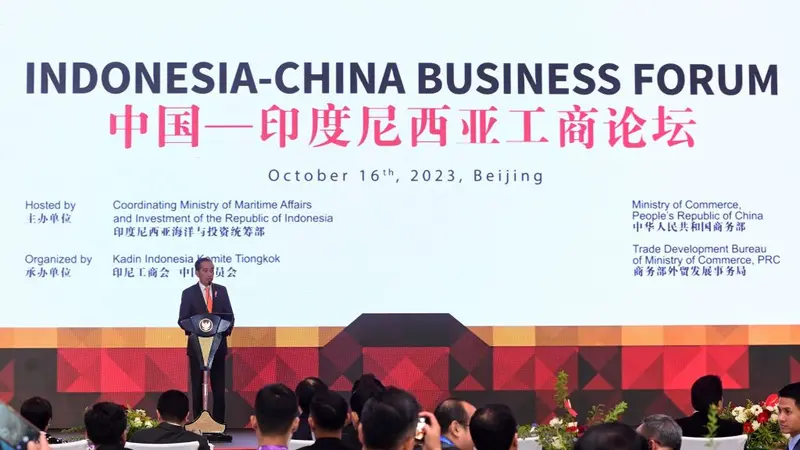 Presiden Joko Widodo atau Jokowi menghadiri Forum Bisnis Indonesia-Republik Rakyat Tiongkok (RRT), di China World Hotel, Beijing, RRT, pada Senin (16/10/2023). (Foto: BPMI Setpres/Laily Rachev)