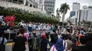 Suasana saat paduan suara Christmas Carol menghibur pengguna jalan di depan pedestrian Plaza Indonesia, Jakarta, Rabu (18/12/2019).  Terdapat 11 titik Christmas Carol di sepanjang Jalan Sudirman – MH Thamrin dan stasiun MRT. (Liputan6.com/Faizal Fanani)