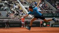 Novak Djokovic berhadapan dengan Domonic Thiem pada babak semifinal Prancis Terbuka 2019 (AFP/CHRISTOPHE ARCHAMBAULT)