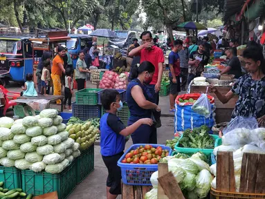 Aktivitas perdagangan di Pasar Senen, Jakarta, Jumat (16/9/2022). Pemerintah memprediksi laju inflasi sebesar 1,38% pada September 2022. Adapun prediksi ini akibat kenaikan harga bahan bakar minyak (BBM). Kementerian Keuangan mengatakan laju inflasi akan kembali normal pada November 2022. (Liputan6.com/Angga Yuniar)