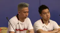 Atlet Bulutangkis Indonesia, Kevin Sanjaya dan Markus Gideon  tengah mengikuti sesi press conference di Hotel Sultan, Jakarta, Minggu (11/6/2017). (Bola.com/Nicklas Hanoatubun)