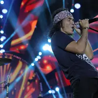 Grup musik Slank yang dibangun sejak 26 Desember 1983, mulai menularkan pesan positif disetiap aksi panggungnya. Grup yang dikenal memiliki banyak penggemar setia, Slankers itu terkenal sering membuat onar dan susah diatur. (Deki Prayoga/Bintang.com)