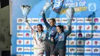 Altet panjat tebing Putri Indonesia Desak Made Rita Kusuma Dewi (kiri) bersama wakil Polandia Miroslaw Alesandra (tengah) dan Aleksandra berada di atas podium usai mengikuti final nomor speed Kejuaraan Dunia Panjat Tebing di kawasan Gelora Bung Karno, Jakarta, Minggu (7/5/2023). (Liputan6.com/Johan Tallo)