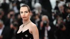 Model Inggris Cara Delevingne tiba untuk pemutaran film "The Innocent (L'Innocent)" selama Festival Film Cannes edisi ke-75 di Cannes, Prancis selatan (24/5/2022). Cara Delevingne menarik perhatian dalam gaun hitam yang pas dengan bentuk tubuh. (AFP/Loic Venance)