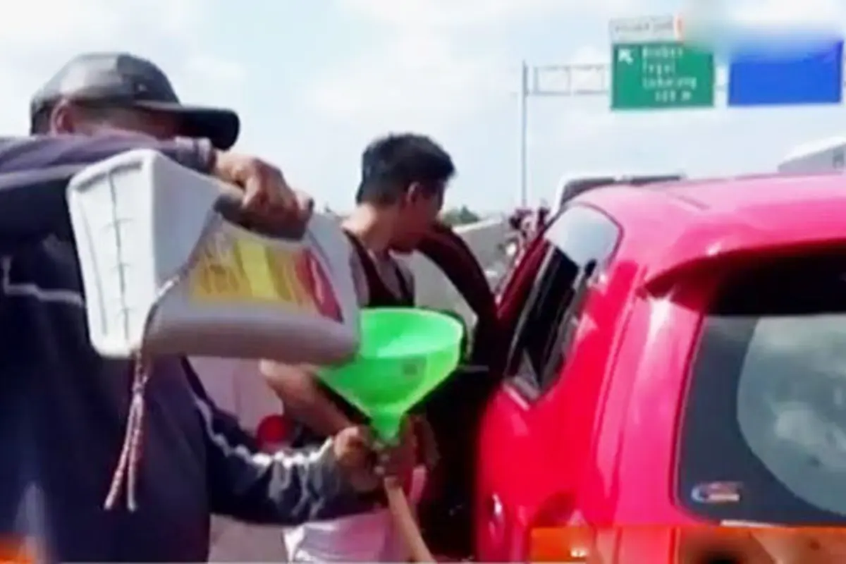 VIDEO: Tol Pejagan Macet, Warga Jual Bensin Rp 25 Ribu per Liter