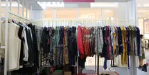 Parade Wastra Nusantara 2025 di Kota Kasablanka menjadi ajang pertemuan antara tradisi dan inovasi. Dalam gelaran ini, brand smart casual She_Ku berkolaborasi dengan label kebaya ternama Kebayaku by Indah karya desainer Indah Erlina. Kolaborasi ini mengusung misi memadukan kebaya klasik dengan sentuhan modern agar wastra Indonesia tetap relevan di gaya hidup masa kini. (foto/dok: fimela.com)