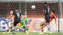 Persib Bandung semakin tak terbendung pada menit ke-34 setelah menambah gol melalui Wander Luiz. Wander Luiz yang tak terkawal kemudian berlari dan menyelesaikannya tugasnya dengan baik dan berhasil mengecoh kiper Aji Bayu. (Bola.com/Bagaskara Lazuardi)