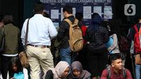 Pencari kerja mencari informasi lowongan pekerjaan saat acara Job Fair di kawasan Jakarta, Rabu (27/11/2019). Job Fair tersebut digelar dengan menawarkan lowongan berbagai sektor untuk mengurangi angka pengangguran. (Liputan6.com/Johan Tallo)