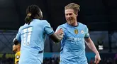 Pemain Manchester City, Kevin De Bruyne (kanan) melakukan selebrasi bersama Jeremy Doku setelah mencetak gol ke gawang Wolverhampton dalam laga lanjutan Liga Inggris 2024/2025 di Etihad Stadium, Manchester, Inggris, Jumat (02/05/2025) waktu setempat. (AP Photo/PA/Martin Rickett)