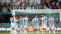 Skuad Argentina merayakan gol pertama timnya ke gawang Venezuela yang dicetak oleh gelandang Giovanni Lo Celso dalam laga persahabatan internasional melawan Venezuela di Miami Gardens, Florida, 8 Oktober 2025. (AP Photo/Rebecca Blackwell)