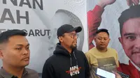 Ketua Badan Pemenangan Pemilu (Bappilu) PSI Jawa Barat, Widi Nugroho, memberikan penjelasan kepada wartawan mengenai intruksi Ketum PSI Kaesang terhadap pemenangan  pasangan Helmi-Yudi dalam Pilkada Garut 2024. (Liputan6.com/Jayadi Supriadin)