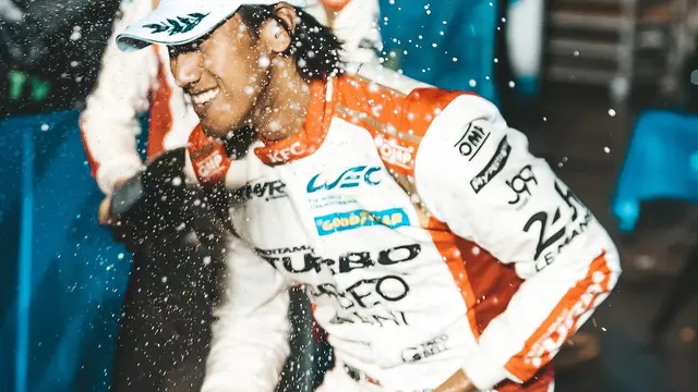 Naik Podium, Ini 7 Potret Selebrasi Sean Galael Juara di 1000 Miles Of Sebring