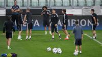 Bek Real Madrid, Marcelo terlihat santai saat melakukan latihan di Stadion Juventus, Turin, Italia (4/5/2015). Real Madrid akan menantang Juventus di leg pertama semifinal Liga Champions. (Reuters/Max Rossi)
