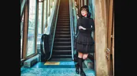 Pose di Stasiun MRT, Ussy Sulistiawaty Makin Muda dengan Harajuku Style