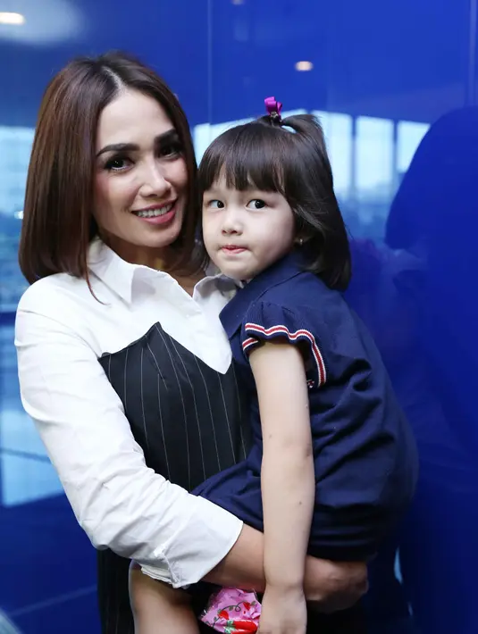 Walaupun Ussy tau, bisa saja apa yang dianggapnya sebagai kecantikan dari dalam itu hal yang tidak masuk akal. Namun apa yang ia pikirkan sudah ia percayai sejak dulu. (Nurwahyunan/Bintang.com)