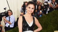 Selena Gomez tampil dengan pipi tirus dan rahang lebih panjang saat melangkah di Met Gala 2016. Benarkah operasi plastik?
