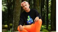 5 Artis Pria Tanah Air yang Pernah Cat Rambutnya Warna Pink, Berani Beda (sumber: Instagram.com/adipati)