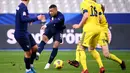 Penyerang Prancis, Kylian Mbappe, berusaha melepaskan tendangan saat menghadapi Swedia pada laga lanjutan Grup 3 UEFA Nations League di Stade de France, Rabu (18/11/2020) dini hari WIB. Prancis menang 4-2 atas Swedia. (AFP/Franck Fife)