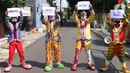 Komunitas badut tangerang raya (Batara) bersama kelurahan Larangan Selatan melakukan sosialisai pembatasan sosial bersekala besar (PSBB) di Tangerang, Kamis (16/4/2020). Mulai tanggal 18 april mendatang Tangerang Raya akan melakukan PSBB hingga 3 mei. (Liputan6.com/Angga Yuniar)