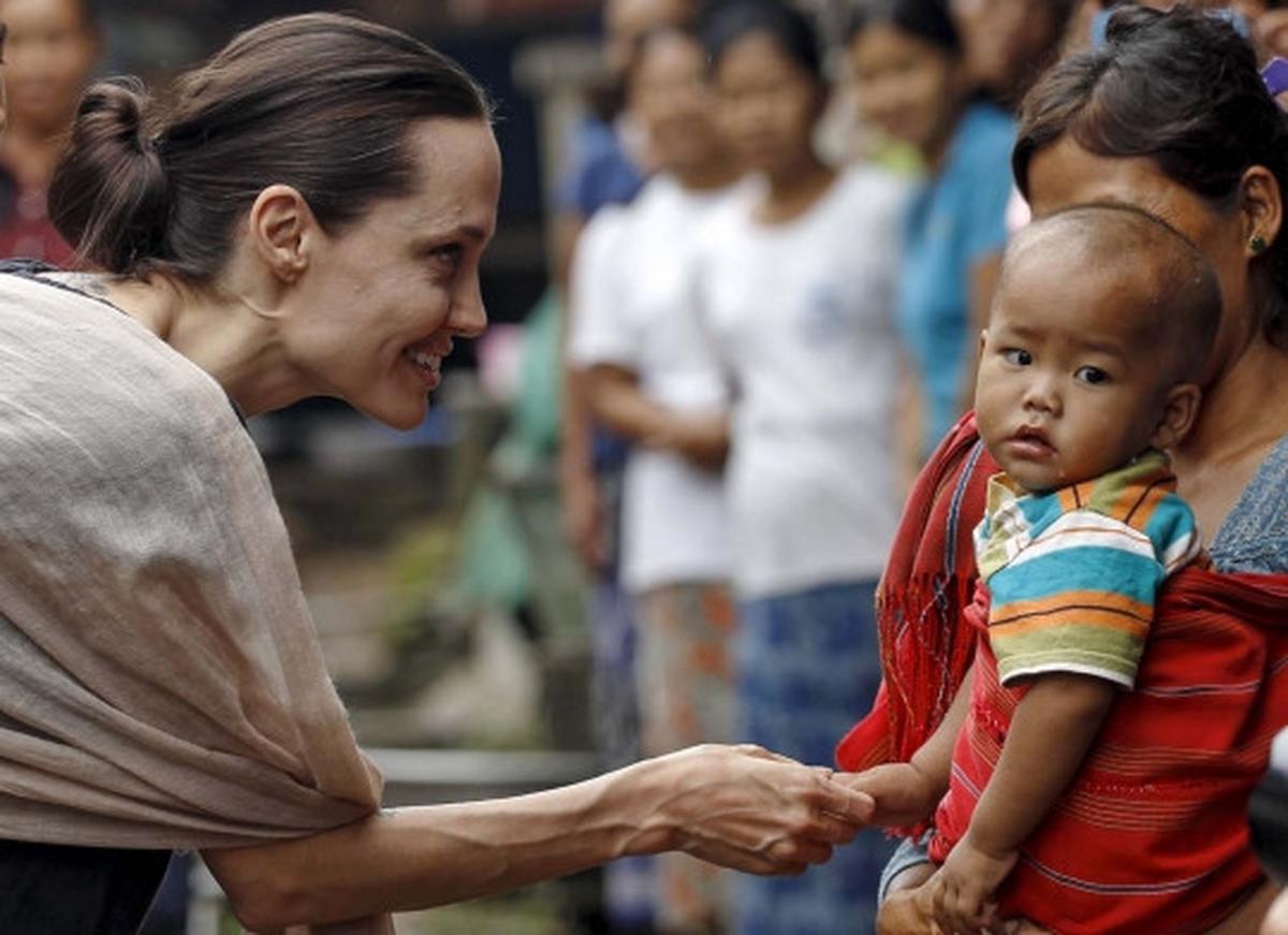Senyum Angelina Jolie sapa pengungsi etnis Kachin di Myanmar