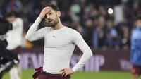 Pemain Manchester City, Bernardo Silva, tampak kecewa setelah ditaklukkan Aston Villa pada laga lanjutan pekan ke-15 Premier League di Stadion Villa Park, Kamis (07/12/2023). (AP Photo/Rui Vieira)