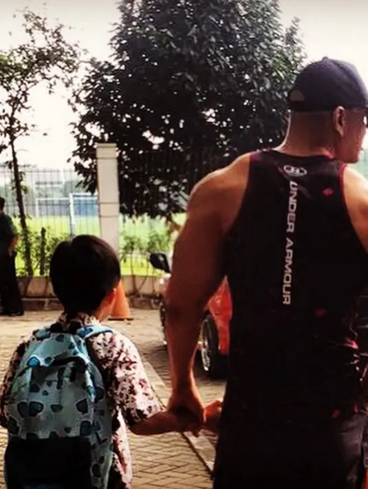 Deddy menyempatkan mengantar atau menjemput Azka jika ada waktu luang. (Instagram @corbuzier)