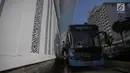 Sebuah bus Transjakarta berhenti di Halte Bundaran Hotel Indonesia (HI), Jakarta, Senin (25/3). Halte Bundaran HI menjadi halte Transjakarta pertama yang terintegrasi fisik secara langsung dengan stasiun Moda Raya Terpadu (MRT). (Liputan6.com/Faizal Fanani)
