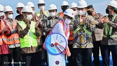 Menteri Perhubungan Budi Karya Sumadi (tengah) saat meresmikan penyerahan pengelolaan (hand over) Terminal Kendaraan Pelabuhan Patimban dan ekspor perdana kendaraan, di Pelabuhan Patimban, Subang, Jawa Barat, Jumat (17/12/2021). (Foto: BKIP Kemenhub)