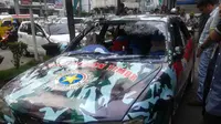 Salah satu mobil ormas yang rusak akibat bentrokan antar-ormas di Kota Medan, Sumatera Utara. (Liputan6.com/Reza Perdana) 