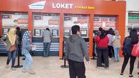 Calon penumpang kereta api memesan tiket untuk mudik mereka di Stasiun Kota Baru Malang, Jawa Timur (Zainul Arifin/Liputan6.com)