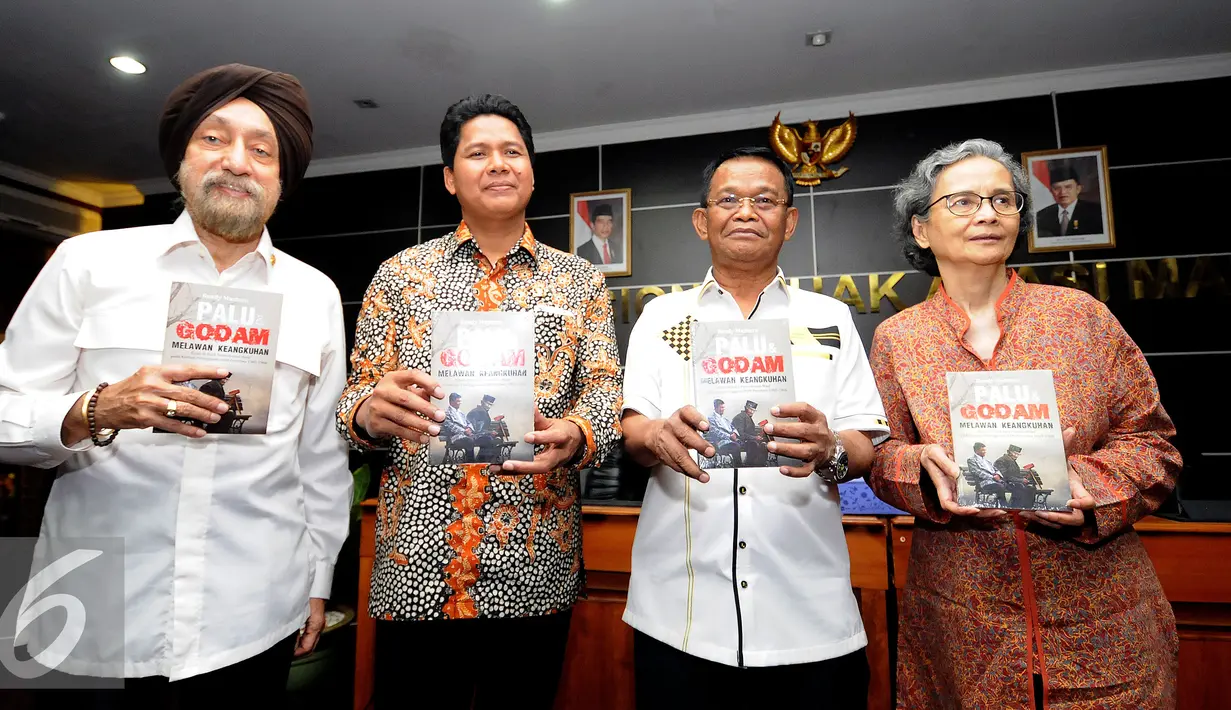 Ketua Komnas HAM, Imdadun Rahmat (kedua kanan) bersama penulis buku Palu dan Godam Melawan Keangkuhan, Rusdy Mastura serta tokoh HAM lainnya berfoto bersama saat peluncuran buku di Jakarta, Rabu (29/6). (Liputan6.com/Helmi Fithriansyah)