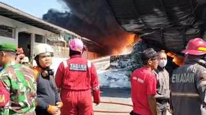 Penampakan Pabrik Sandal PT Porto Karanganyar Terbakar Hebat, Diduga karena Korsleting