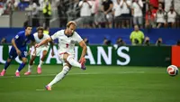 Penyerang Inggris bernomor punggung 09, Harry Kane, menendang dan mencetak gol dari penalti yang diulang selama pertandingan Grup L Piala Dunia 2026 antara Inggris dan Kroasia di Stadion Dallas di Arlington pada 18 Juni 2026. (Paul ELLIS/AFP)
