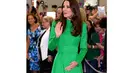 Kate Middleton tampak mempesona dalam balutan dress warna hijau saat berkunjung ke Canberra, Australia  (AFP PHOTO/Saeed Khan)