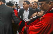 FOTO:  Detik Detik Anwar Usman Jatuh Pingsan di Gedung MK