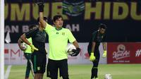Pelatih kiper Persebaya Surabaya, Benny van Breukelen. (Bola.com/Aditya Wany)