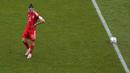 Bintang Timnas Wales, Gareth Bale, terlihat pasrah usai timnya dikalahkan Iran pada menit akhir. Kesempatan Wales lolos dari fase grup pun sangat kecil karena baru mengumpulkan satu poin dari dua laga yang sudah dijalani. (AP Photo/Manu Fernandez)