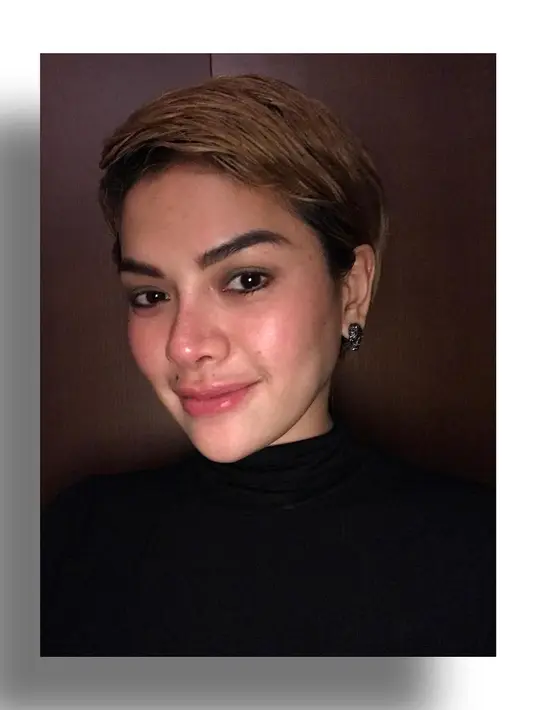 Selain memuji kecantikannnya dengan rambut panjang, tidak sedikit juga yang memuji seksi Nikita Mirzani. "Woww cantik dan seksi," tulis hermawansgg. "Cantik dan seksi ka," tulis pyntar_evelyn. (Instagram/nikitamirzanimawardi_17)