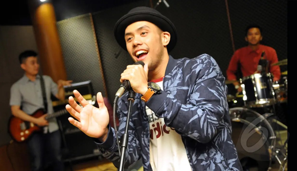 Eros Tjokro mengaku telah menciptakan 16 lagu. Genre lagu yang ia ciptakan lebih ke arah pop jazz, Studio AB, Jakarta. Foto diambil pada Selasa (27/1/2015). (Liputan6.com/Faisal R Syam)