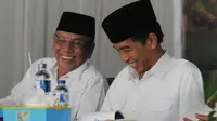 Jokowi tampak berdialog dengan mantan Ketua Umum PBNU Hasyim Muzadi di Sarasehan Nasional Ulama Pesantren dan Cendekiawan di Pondok Pesantren Miftahul Ulum, Cilandak, Jakarta Selatan, Rabu (2/4/2014) (Liputan6.com/Herman Zakharia)