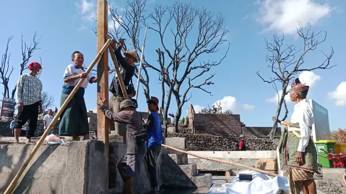 Di Antara Puing Kebakaran, Warga Sade Merajut Asa Lewat Tradisi Nyemulak