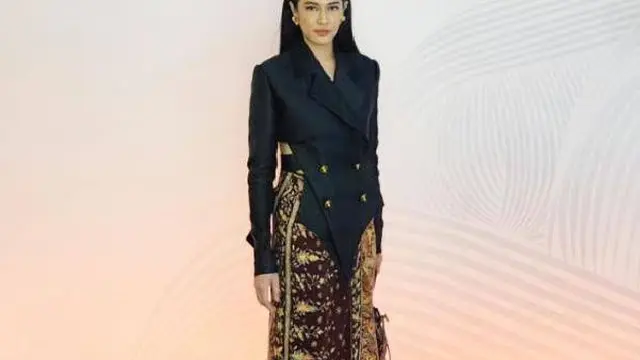 Pesona Selebriti Tanah Air Berbalut Wastra Indonesia (Instagram/@therealdisastr)