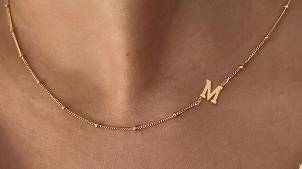 Ilustrasi Kalung Custom Inisial (©Pinterest)