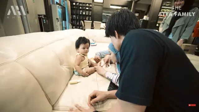 Atta Halilintar, Aurel Hermansyah, dan Ameena (Foto: Screenshot YouTube AH AMEENA ROBEK DIGIGIT KELINCI ATTA AUREL PANIK BANTU OBATIN!)