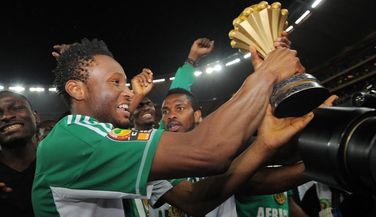 John Obi Mikel. Gelandang bertahan Nigeria pengoleksi 91 caps dengan raihan 6 gol ini meraih juara Piala Afrika pada edisi 2013. Sedangkan trofi Liga Champions Eropa diraihnya pada musim 2011/2012 bersama Chelsea yang dibelanya selama 11 musim mulai 2006/2007 hingga 2016/2017. (AFP/Ben Stansall)