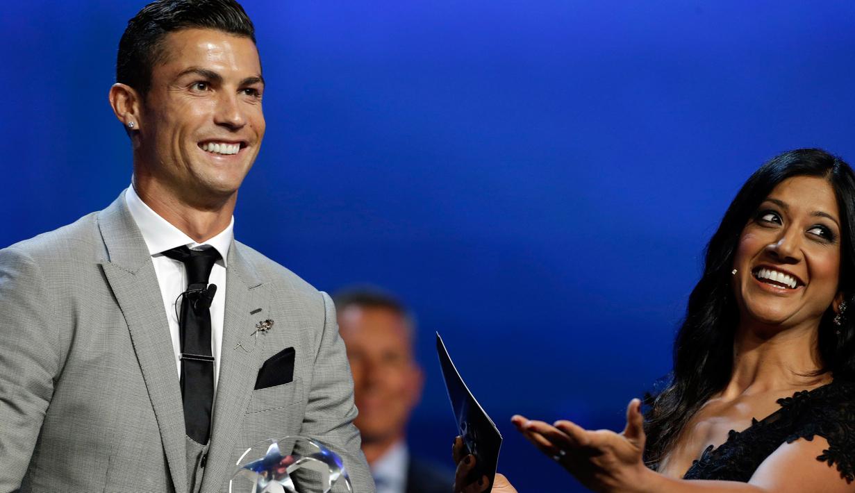Pemain depan Real Madrid, Cristiano Ronaldo meraih penghargaan Penyerang Terbaik Liga Champions di Grimaldi Forum, Monaco (24/8). (AP Photo/Claude Paris)