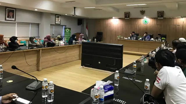 Ibu-Ibu mengadu ke MUI