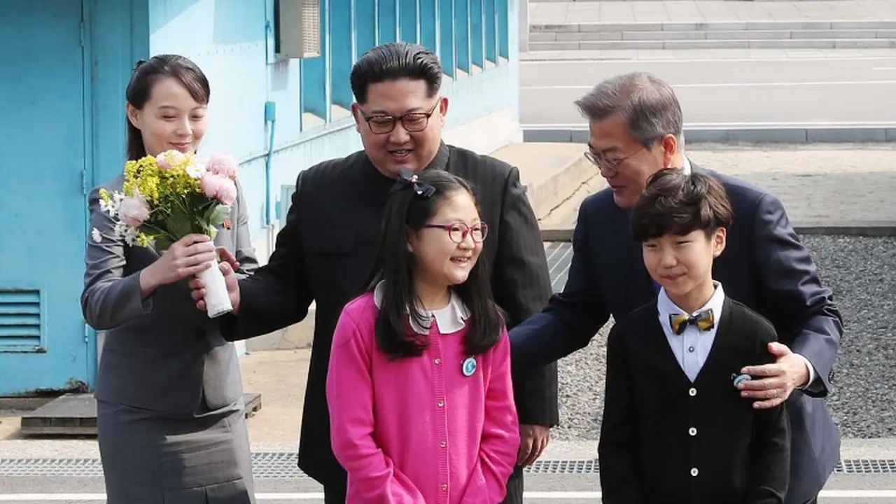 Kim Yo Jong dan Kim Jong-un membawa bunga  yang diberikan dua anak dari Desa Daeseong-dong, Korea Selatan dalam KTT Korea Utara-Selatan