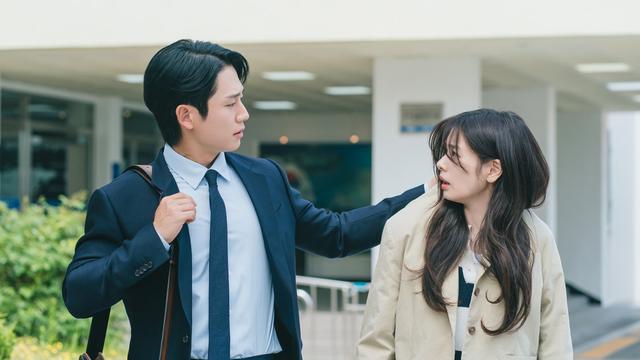 Jung So Min dan Jung Hae In dalam drakor Love Next Door. (tvN via Soompi)
