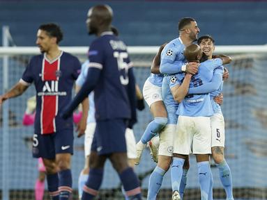 Para pemain Manchester City (kanan) merayakan kemenangan 2-0 atas Paris Saint-Germain usai berakhirnya laga leg kedua semifinal Liga Champions 2020/2021 di Etihad Stadium, Selasa (4/5/2021). (AP/Dave Thompson)